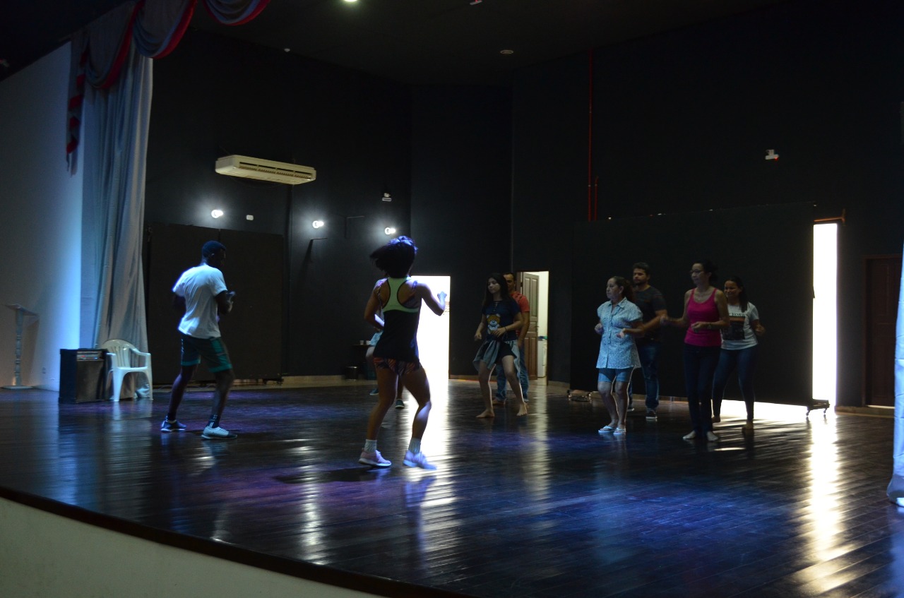 ROLIM DE MOURA: PACIENTES DO CAPS PARTICIPAM DE AULAS DE DANÇA NO TEATRO - News Rondônia