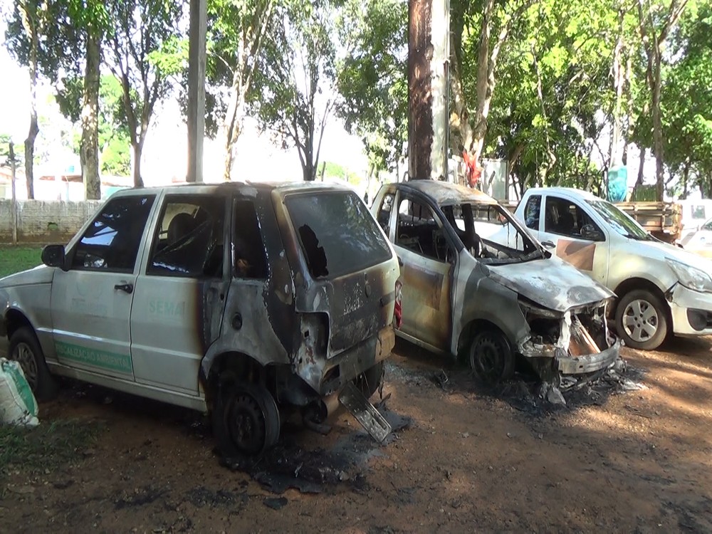 ATAQUES CRIMINOSOS EM RONDÔNIA: CARROS E ÔNIBUS DA PREFEITURA SÃO INCENDIADOS - News Rondônia