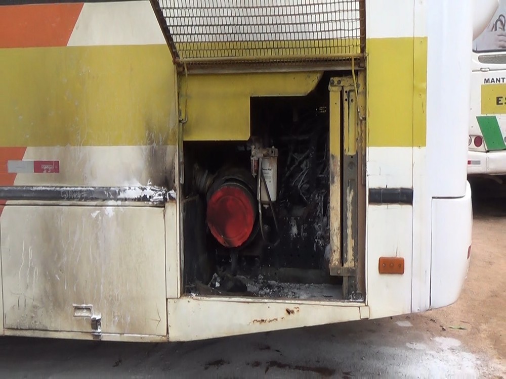 ATAQUES CRIMINOSOS EM RONDÔNIA: CARROS E ÔNIBUS DA PREFEITURA SÃO INCENDIADOS - News Rondônia