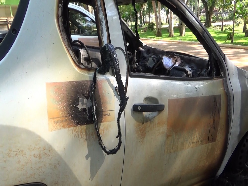 ATAQUES CRIMINOSOS EM RONDÔNIA: CARROS E ÔNIBUS DA PREFEITURA SÃO INCENDIADOS - News Rondônia