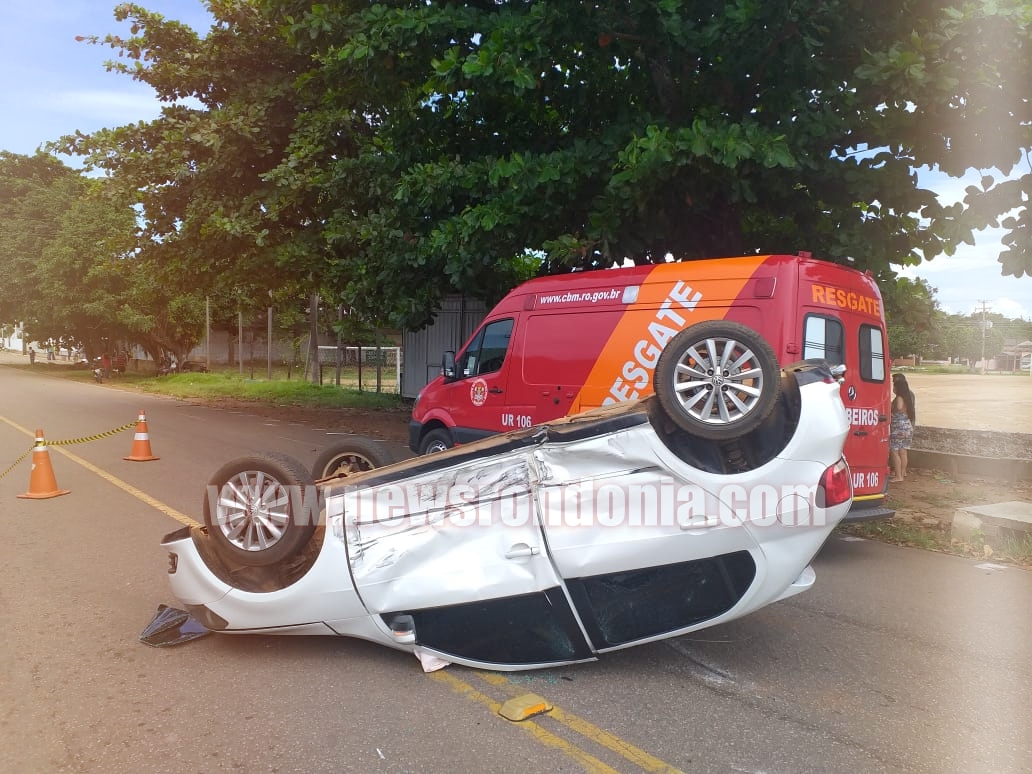 ATUALIZADA: MOTORISTA CAPOTA CARRO APÓS AVANÇAR VIA PREFERENCIAL E SER ATINGIDO POR OUTRO - News Rondônia