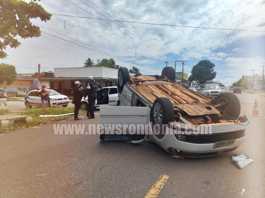 ATUALIZADA: MOTORISTA CAPOTA CARRO APÓS AVANÇAR VIA PREFERENCIAL E SER ATINGIDO POR OUTRO - News Rondônia