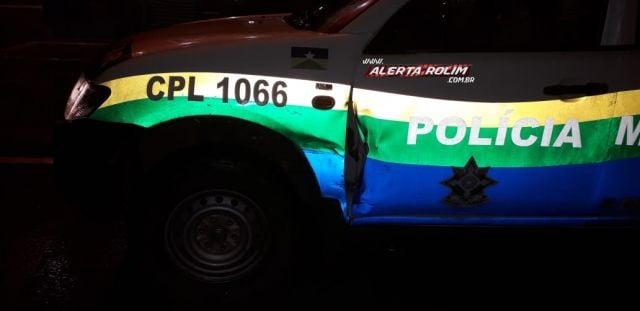 CONDUTORA DE AUTOMÓVEL AVANÇA VIA PREFERENCIAL E PROVOCA ACIDENTE COM VIATURA DA PM - News Rondônia