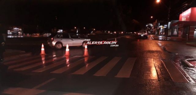 CONDUTORA DE AUTOMÓVEL AVANÇA VIA PREFERENCIAL E PROVOCA ACIDENTE COM VIATURA DA PM - News Rondônia