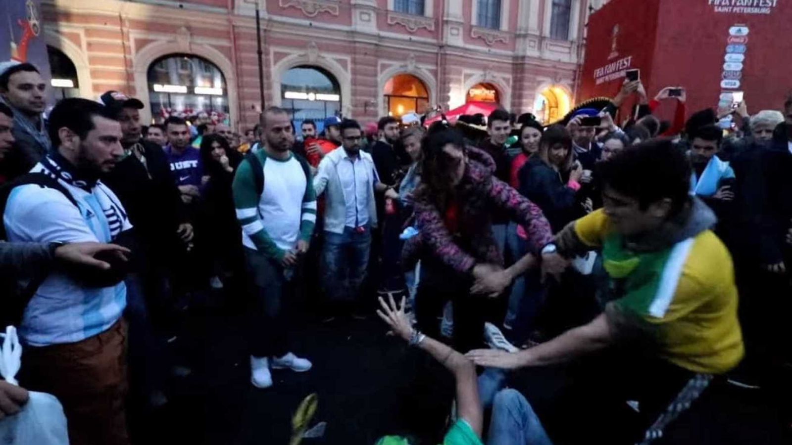 TORCEDORES DO BRASIL E DA ARGENTINA SE ENVOLVEM EM PANCADARIA; VÍDEO - News Rondônia