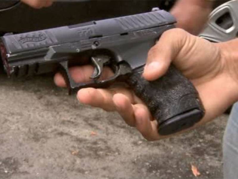 POPULARES PRENDE E SURRA LADRÃO LOGO APÓS DELE ASSALTAR IDOSO E JORNALISTA USANDO ARMA DE BRINQUEDO - News Rondônia
