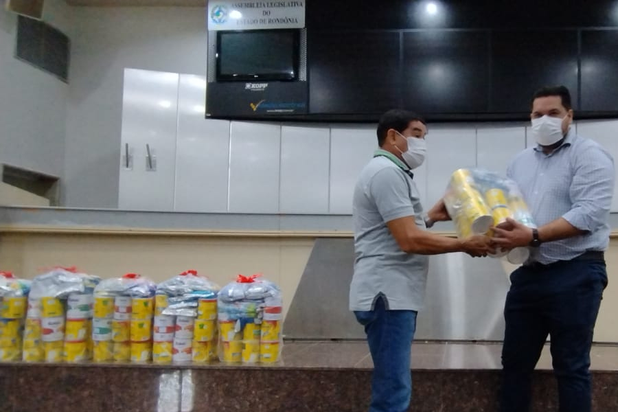 Escola dos deputados encerra ano letivo e distribui leite a entidades - News Rondônia