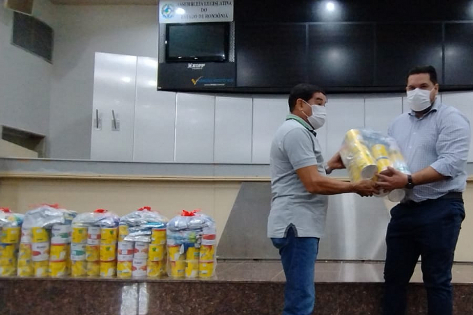 Escola dos deputados encerra ano letivo e distribui leite a entidades - News Rondônia