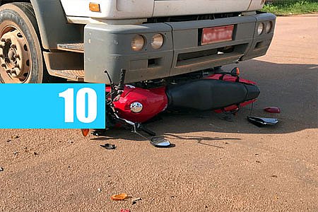 MOTORISTA DE CAMINHÃO INVADE PREFERENCIAL E ATROPELA MOTOCICLISTA - News Rondônia