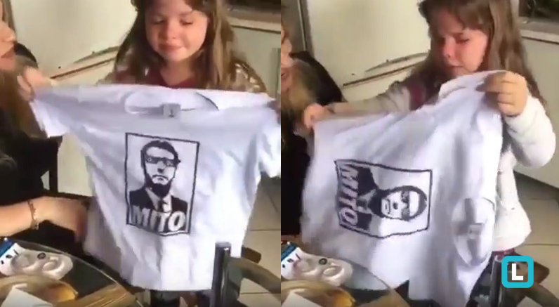 GAROTINHA SE EMOCIONA AO RECEBER CAMISETA COM ESTAMPA DE BOLSONARO  VEJA VÍDEO - News Rondônia