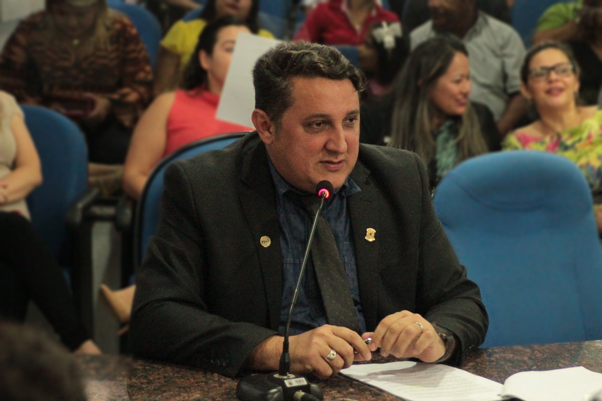 JÚNIOR CAVALCANTE BUSCA A VERDADE SOBRE A FALTA DE MEDICAMENTOS E EQUIPAMENTOS DA SAÚDE MUNICIPAL - VÍDEO - News Rondônia