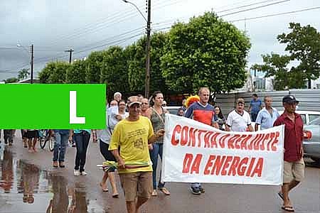 MESMO COM CHUVA MORADORES DE VILHENA FAZEM MANIFESTAÇÃO CONTRA AUMENTO DE ENERGIA - News Rondônia