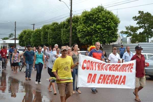 MESMO COM CHUVA MORADORES DE VILHENA FAZEM MANIFESTAÇÃO CONTRA AUMENTO DE ENERGIA - News Rondônia