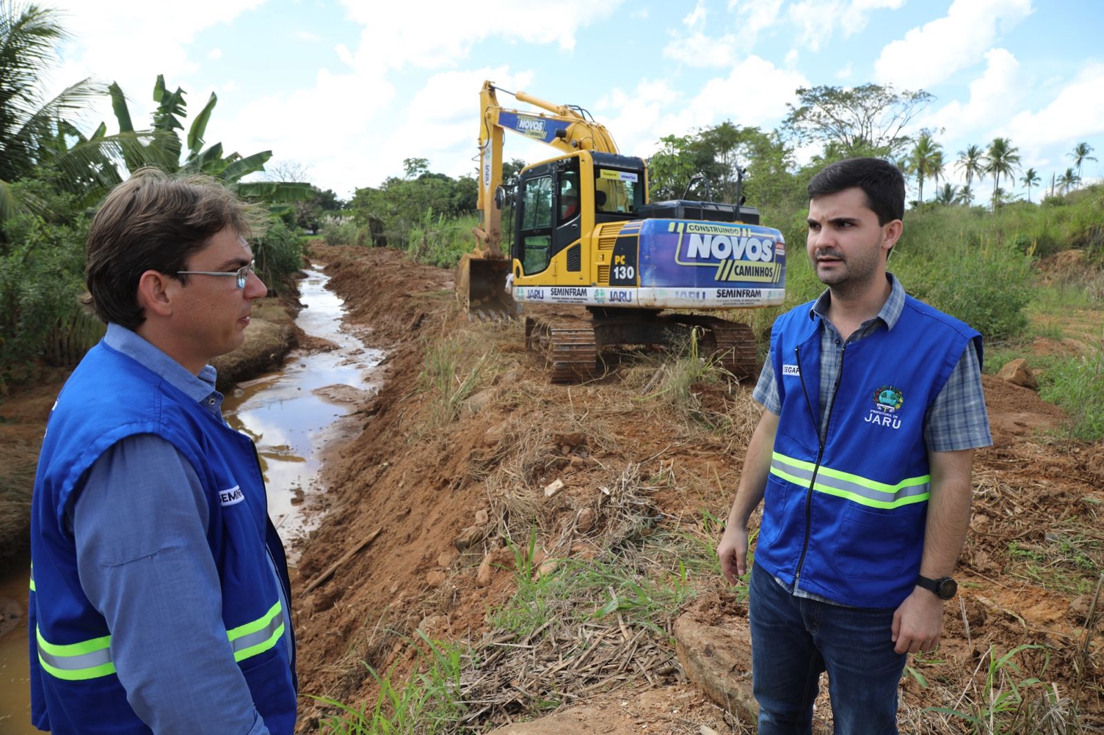 PREFEITURA DE JARU CONTINUA COM OS SERVIÇOS DE LIMPEZA DE CANAL - News Rondônia