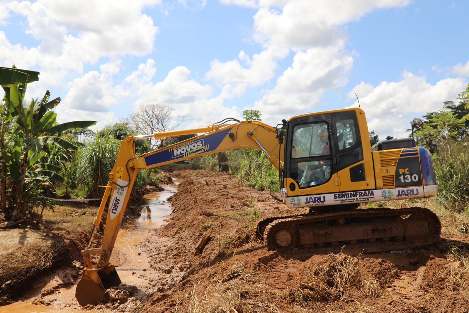 PREFEITURA DE JARU CONTINUA COM OS SERVIÇOS DE LIMPEZA DE CANAL - News Rondônia