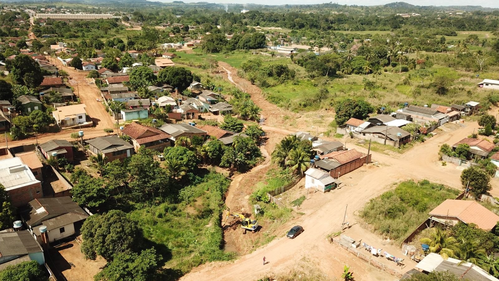 PREFEITURA DE JARU CONTINUA COM OS SERVIÇOS DE LIMPEZA DE CANAL - News Rondônia