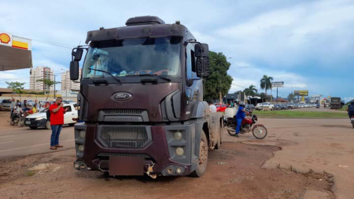 ATUALIZADA - Ciclista sobrevive após ser atropelada por caminhão trucado em Porto Velho - News Rondônia