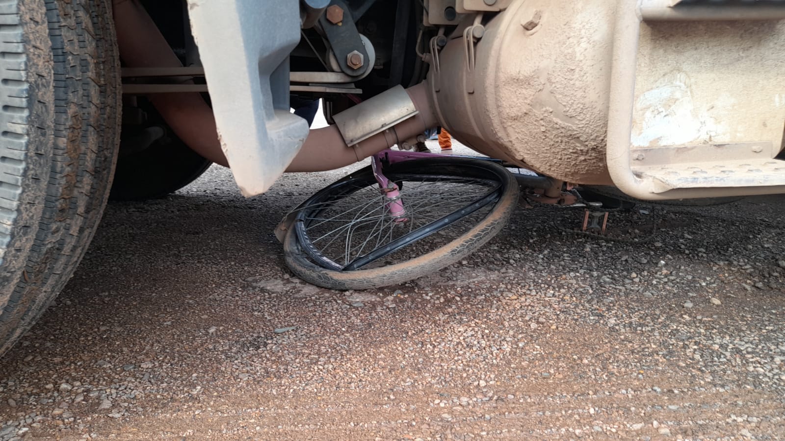 ATUALIZADA - Ciclista sobrevive após ser atropelada por caminhão trucado em Porto Velho - News Rondônia