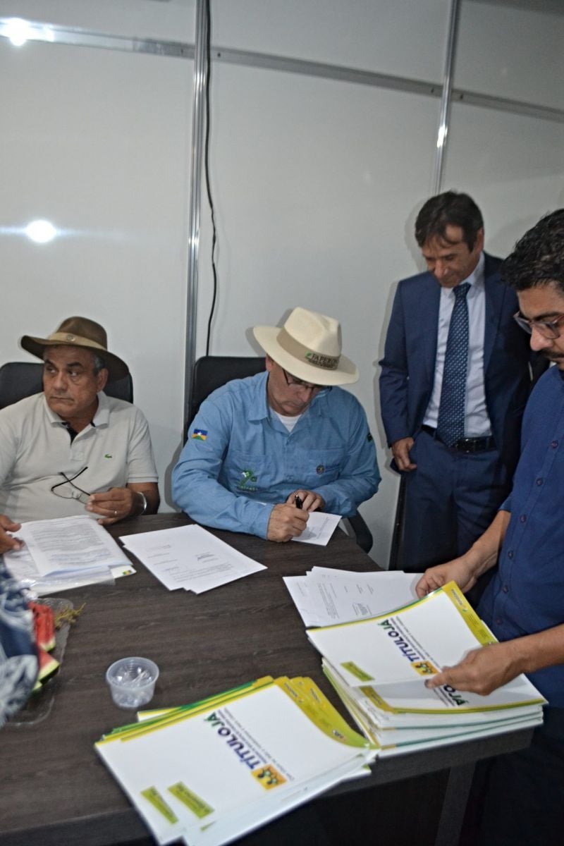 GOVERNO LIBERA TÍTULOS URBANOS PARA 200 FAMÍLIAS DE OURO PRETO DO OESTE DURANTE A 7ª RONDÔNIA RURAL SHOW - News Rondônia