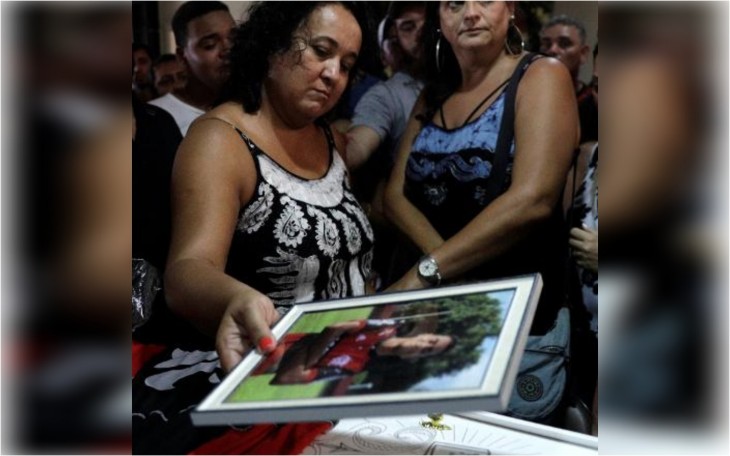 MÃE ENTERRA FILHO NO DIA DE SUA FESTA DE 15 ANOS; ELE MORREU NA TRAGÉDIA NO CT DO FLAMENGO - News Rondônia