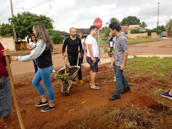 ALUNOS PLANTAM MUDAS DE ÁRVORES EM SÃO FRANCISCO DO GUAPORÉ VISANDO UMA CIDADE MAIS ARBORIZADA - News Rondônia