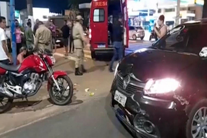 Carro de aplicativo causa acidente com motociclistas em cruzamento da capital - News Rondônia