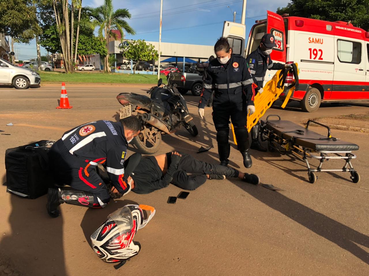 Motoboy fica ferido após carro tentar fazer ultrapassagem na Jorge Teixeira - News Rondônia