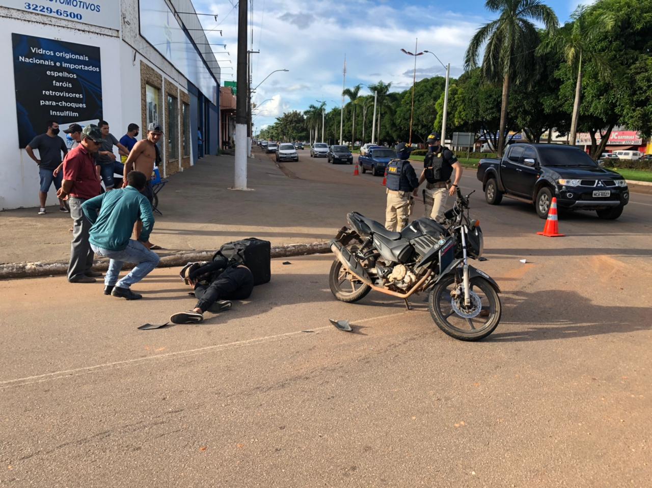 Motoboy fica ferido após carro tentar fazer ultrapassagem na Jorge Teixeira - News Rondônia