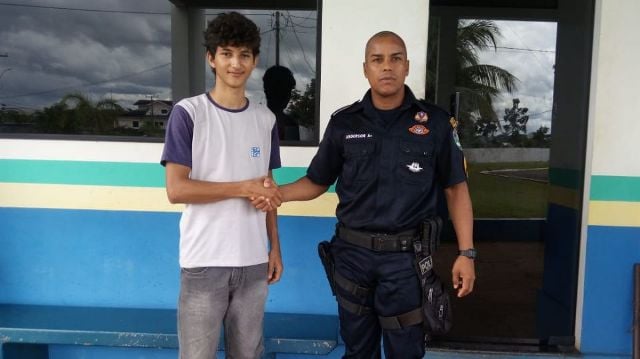 HONESTIDADE: ESTUDANTE DE RO ENCONTRA CARTEIRA COM R$ 500 DENTRO E ENTREGA PARA A POLÍCIA - News Rondônia