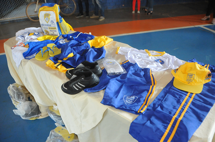 PREFEITURA E BB ENTREGAM KITS ESPORTIVOS A ALUNOS DA ESCOLA RAIMUNDO AGOSTINHO - News Rondônia