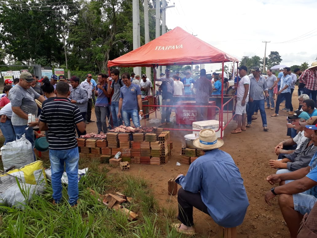 POPULAÇÃO DE RIO PARDO FAZ GREVE GERAL E O DISTRITO PARA TODOS OS SERVIÇOS POR FALTA DE ENERGIA ELÉTRICA - News Rondônia