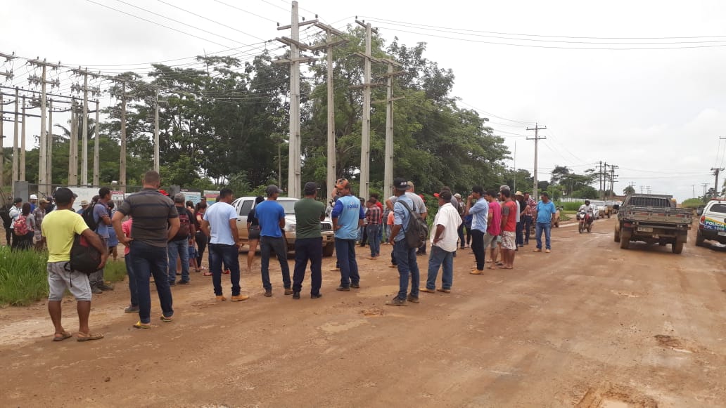 POPULAÇÃO DE RIO PARDO FAZ GREVE GERAL E O DISTRITO PARA TODOS OS SERVIÇOS POR FALTA DE ENERGIA ELÉTRICA - News Rondônia