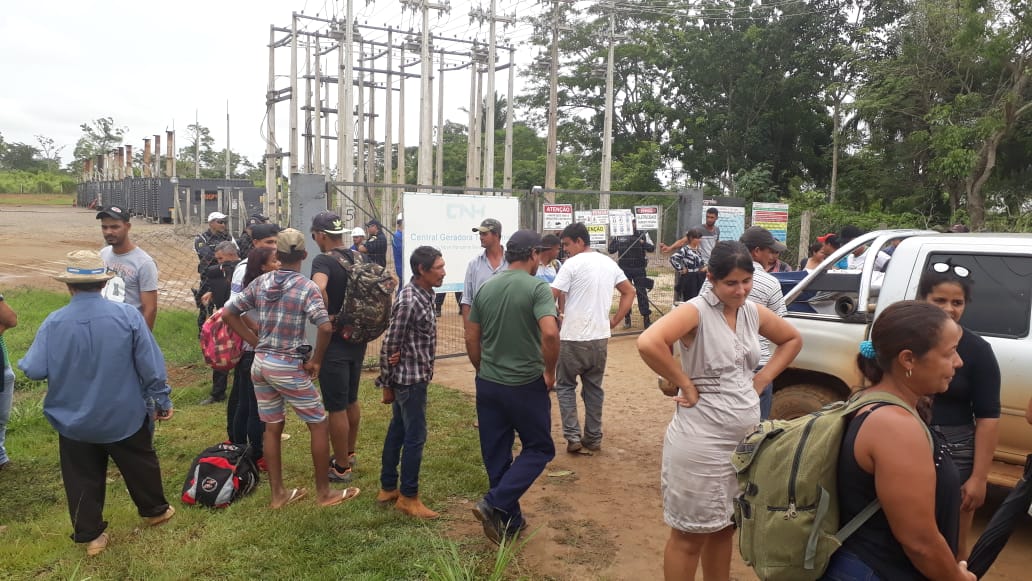 POPULAÇÃO DE RIO PARDO FAZ GREVE GERAL E O DISTRITO PARA TODOS OS SERVIÇOS POR FALTA DE ENERGIA ELÉTRICA - News Rondônia