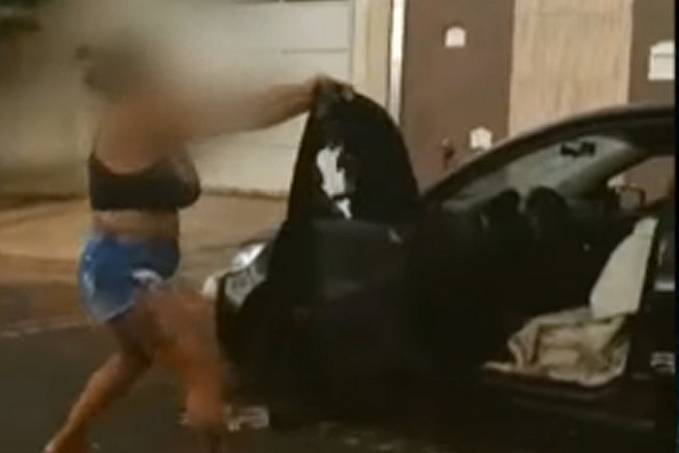 VEJA VÍDEO: Mulher descobre traição e fica famosa ao quebrar e colocar fogo no próprio carro - News Rondônia