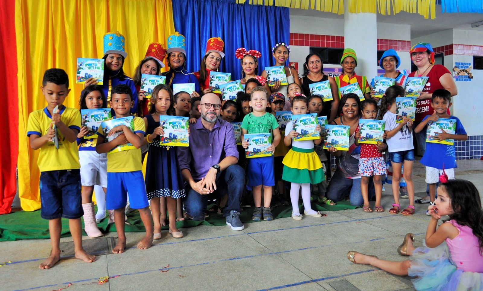 PROFESSOR ALEKS PALITOT DOA LIVROS PARA ESCOLA MUNICIPAL INFANTIL - News Rondônia
