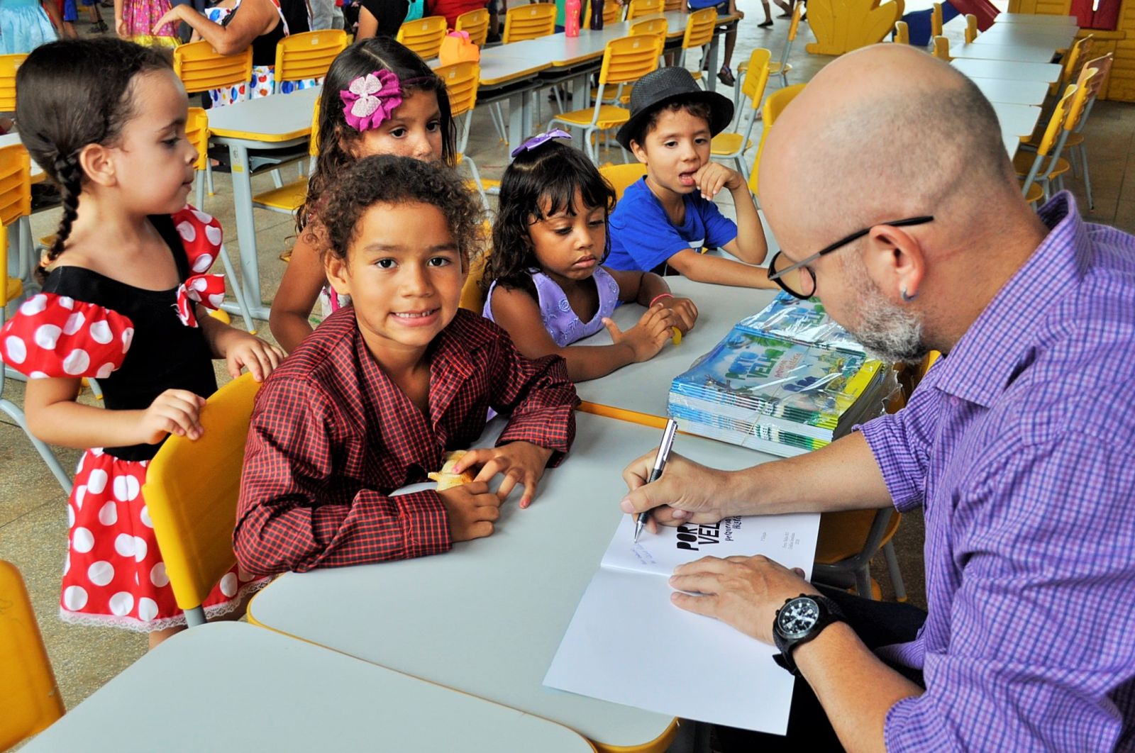 PROFESSOR ALEKS PALITOT DOA LIVROS PARA ESCOLA MUNICIPAL INFANTIL - News Rondônia