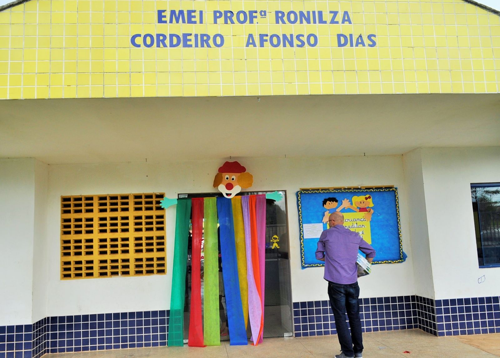 PROFESSOR ALEKS PALITOT DOA LIVROS PARA ESCOLA MUNICIPAL INFANTIL - News Rondônia