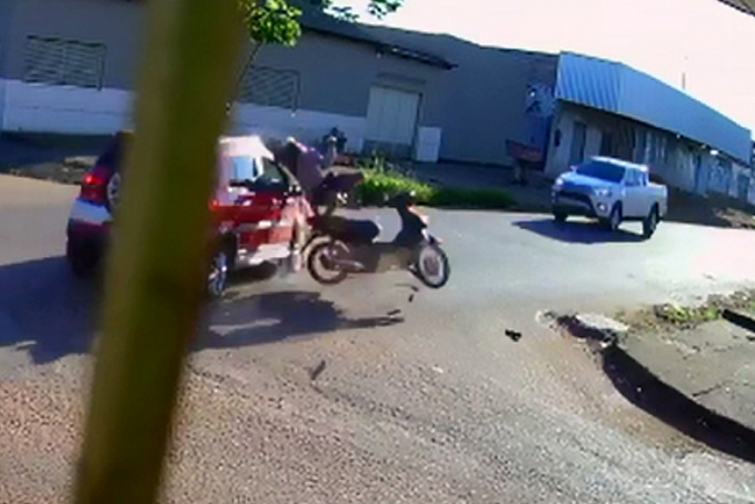 FLAGRANTE - Câmeras de segurança mostram acidente que matou mulher - News Rondônia