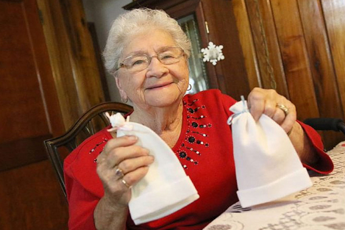 Vovó de 90 anos faz gorros para recém-nascidos e doa em hospital - News Rondônia