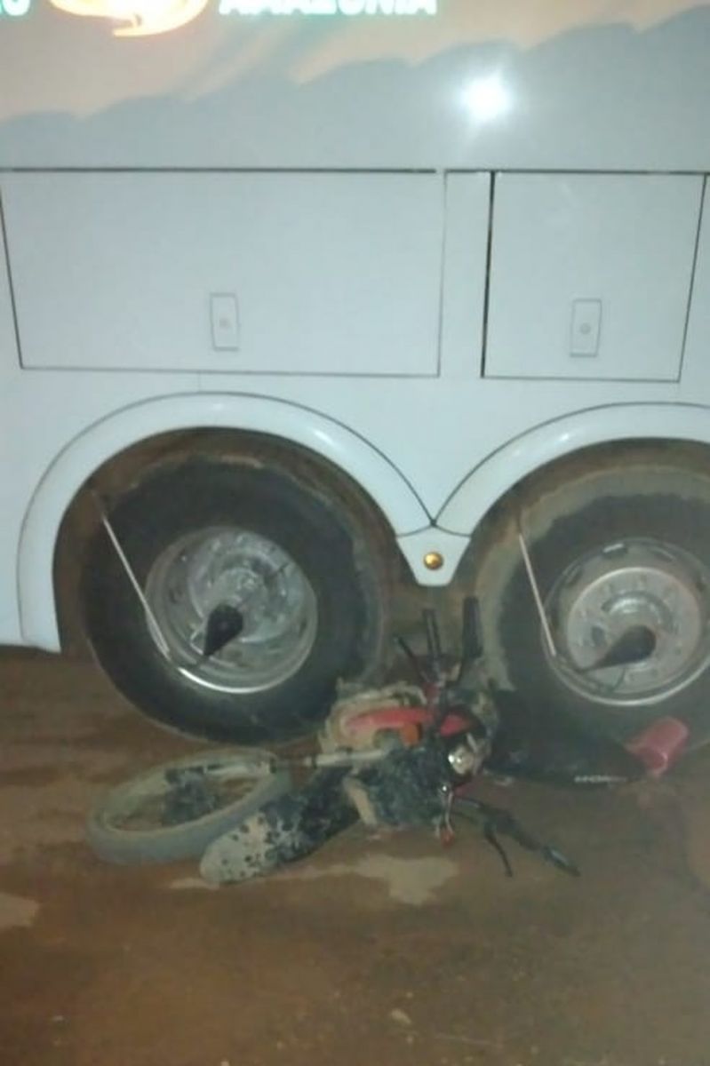 INABILITADO - Motocicleta fica presa debaixo do ônibus da Eucatur após colisão - News Rondônia