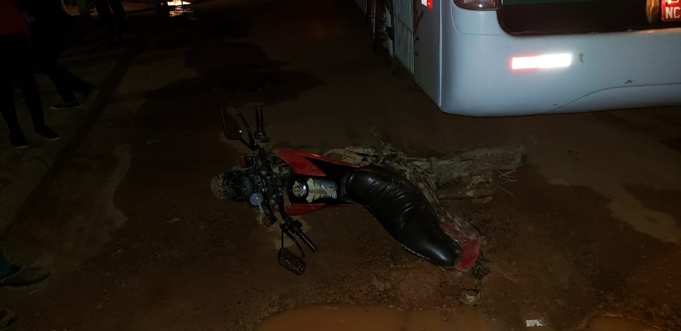INABILITADO - Motocicleta fica presa debaixo do ônibus da Eucatur após colisão - News Rondônia