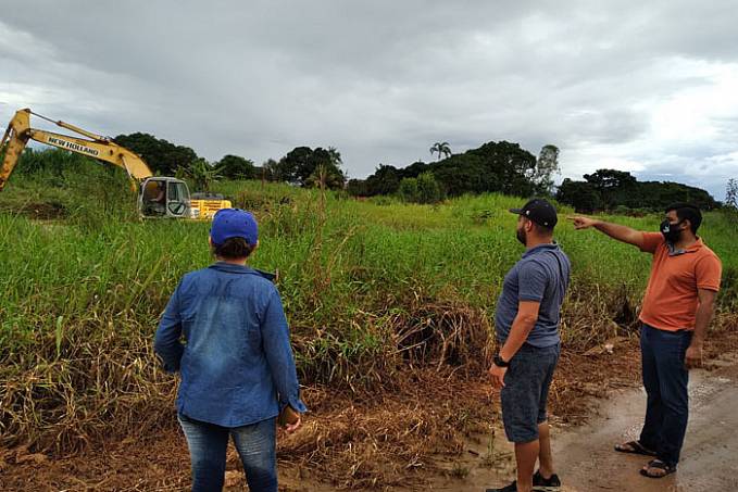 Vereador Edevaldo Neves acompanha trabalhos da Semob no bairro Parque Amazônia, após pedido de providência - News Rondônia