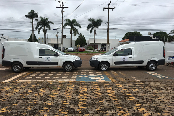 Prefeito Aldo Júlio realiza entrega de dois veículos para SEMUSA - News Rondônia