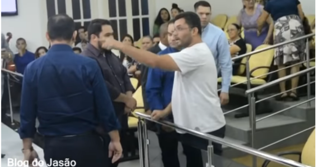 VÍDEO: AOS GRITOS, HOMEM INVADE CULTO E DIZ QUE PASTOR DA ASSEMBLEIA DE DEUS SAIU COM SUA ESPOSA - News Rondônia
