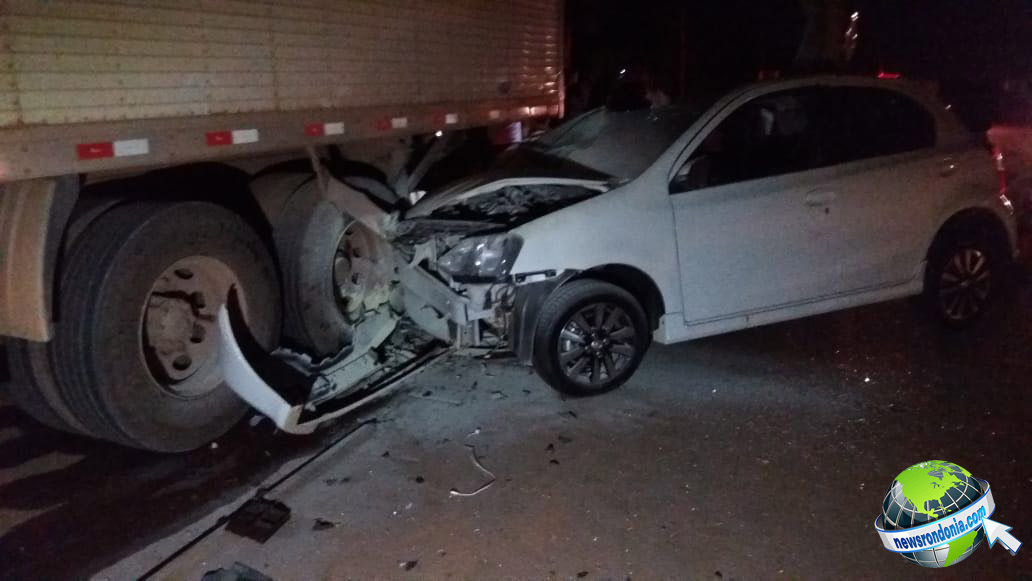 ATUALIZADA - VEÍCULO TEM PRINCÍPIO DE INCÊNDIO APÓS COLIDIR COM MOTO E CAMINHÃO ESTACIONADO NA BR-364 - News Rondônia