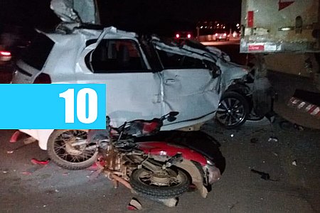 ATUALIZADA - VEÍCULO TEM PRINCÍPIO DE INCÊNDIO APÓS COLIDIR COM MOTO E CAMINHÃO ESTACIONADO NA BR-364 - News Rondônia