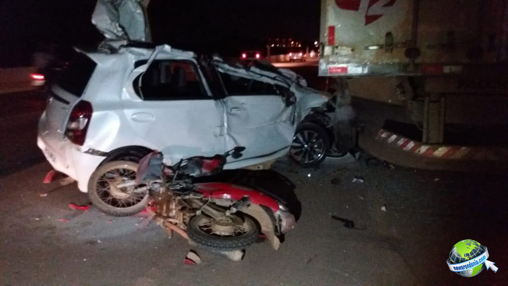 ATUALIZADA - VEÍCULO TEM PRINCÍPIO DE INCÊNDIO APÓS COLIDIR COM MOTO E CAMINHÃO ESTACIONADO NA BR-364 - News Rondônia