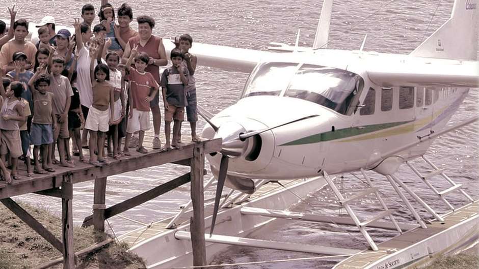 MISSIONÁRIOS APRENDEM ATÉ A PILOTAR AVIÃO PARA EVANGELIZAR ÍNDIOS NA AMAZÔNIA - News Rondônia
