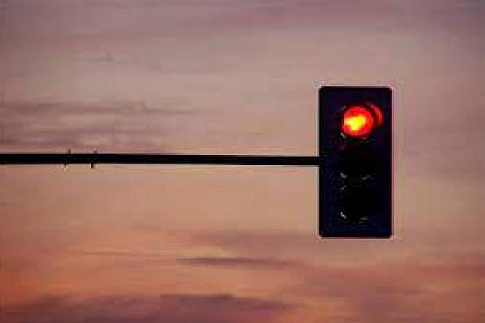 Nova lei de trânsito permite "furar" o sinal vermelho sem infração - News Rondônia