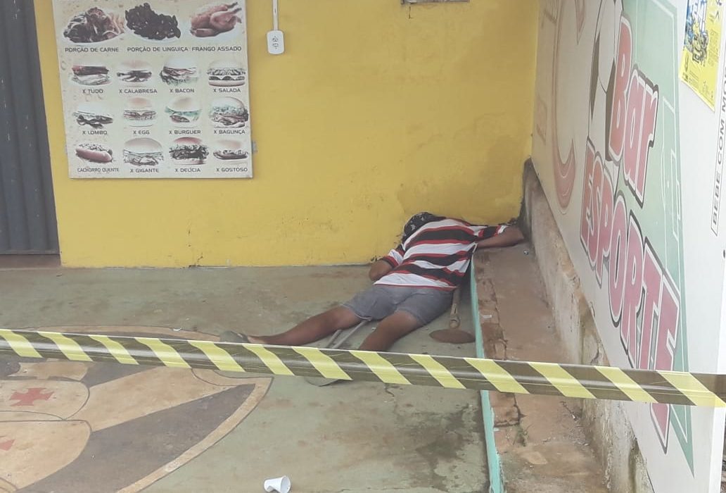 HOMEM É ENCONTRADO MORTO EM FRENTE A BAR - News Rondônia